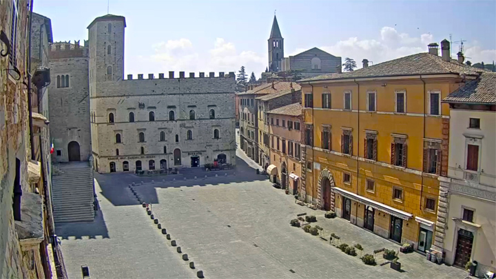 Онлайн веб-камера на площади Пьяцца-дель-Пополо, Тоди, Италия (Тоди, Италия)